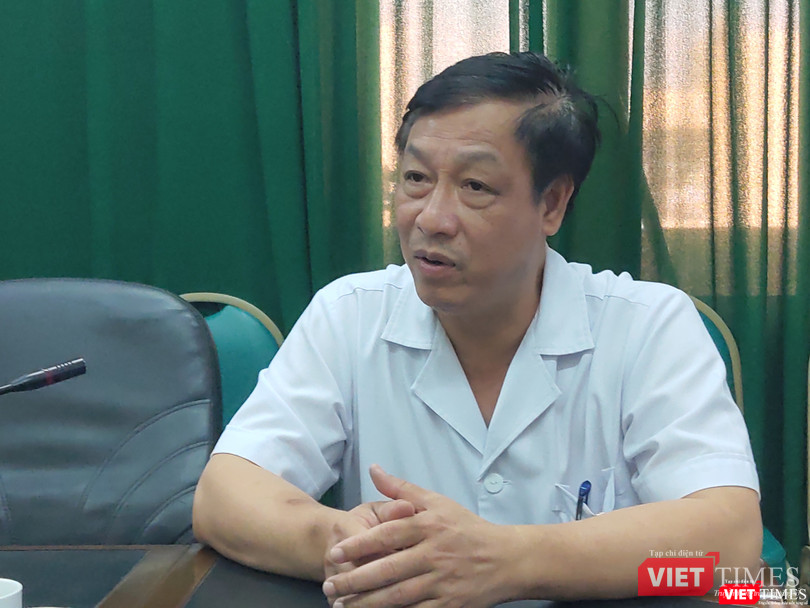 Theo TS. Phạm Ngọc Thạch, Bệnh viện đã chuẩn bị đầy đủ mọi trang thiết bị cần thiết, đặc biệt là quần áo bảo hộ, khẩu trang để bảo vệ bác sĩ, nhân viên y tế khỏi nguy cơ lây nhiễm trên chuyến bay (Ảnh: Minh Thúy)