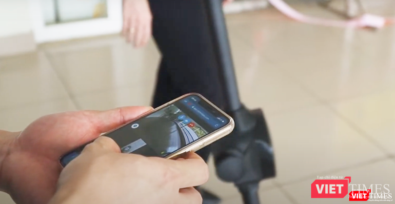 Bác sĩ điều khiển robot qua điện thoại di động (Ảnh: Minh Thúy)