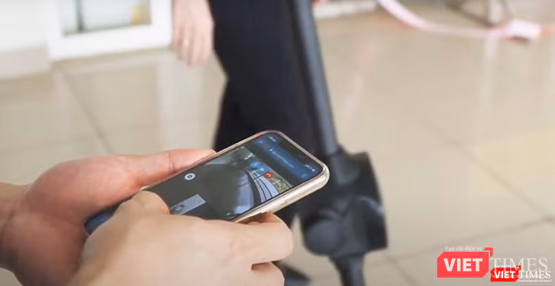 Bác sĩ điều khiển robot qua điện thoại di động (Ảnh: Minh Thúy)