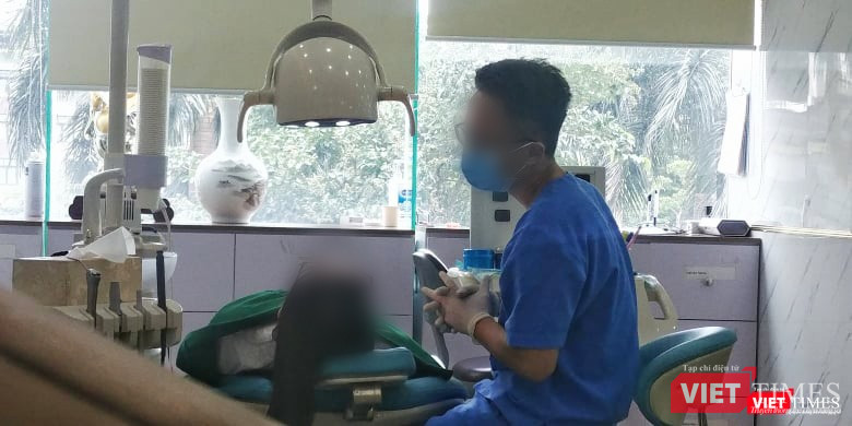 Nhân viên y tế khám ban đầu cho khách hàng tại phòng khám (Ảnh: Khánh Linh)