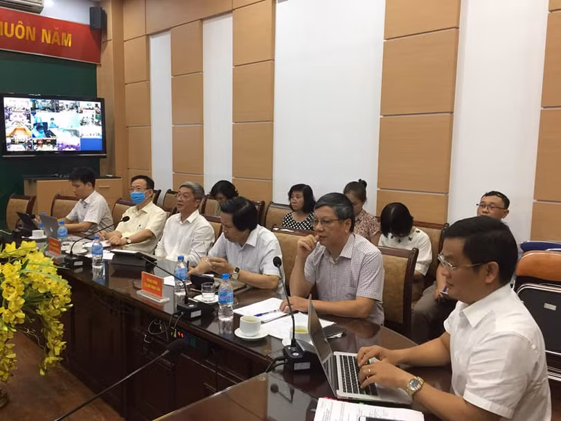 Các chuyên gia hội chẩn bệnh nhân mắc COVID-19 (Ảnh: Lê Hảo)