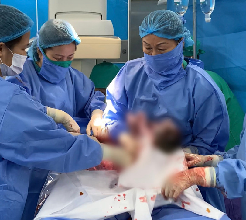 Bé trai ra đời khỏe mạnh (Ảnh: Bệnh viện Sản Nhi Quảng Ninh)