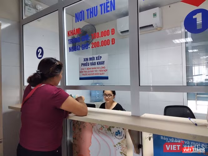 Người dân thanh toán viện phí tại quầy thu tiền của Bệnh viện Da liễu Trung ương (Ảnh: Minh Thúy)
