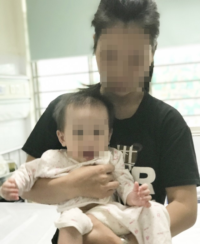 Một trường hợp bệnh nhi mắc tay chân miệng hiện đang được điều trị tại Trung tâm Bệnh Nhiệt đới, Bệnh viện Nhi Trung ương (Ảnh: Bệnh viện Nhi Trung ương)