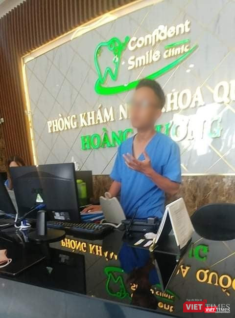 Nhân viên y tế ở quầy lễ tân cũng là người trực tiếp khám ban đầu cho khách hàng (Ảnh: Khánh Linh)