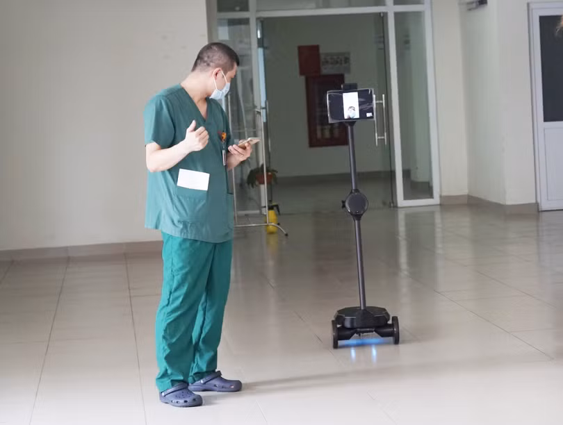 BS. Trần Văn Bắc điều khiển robot (Ảnh: BVCC)