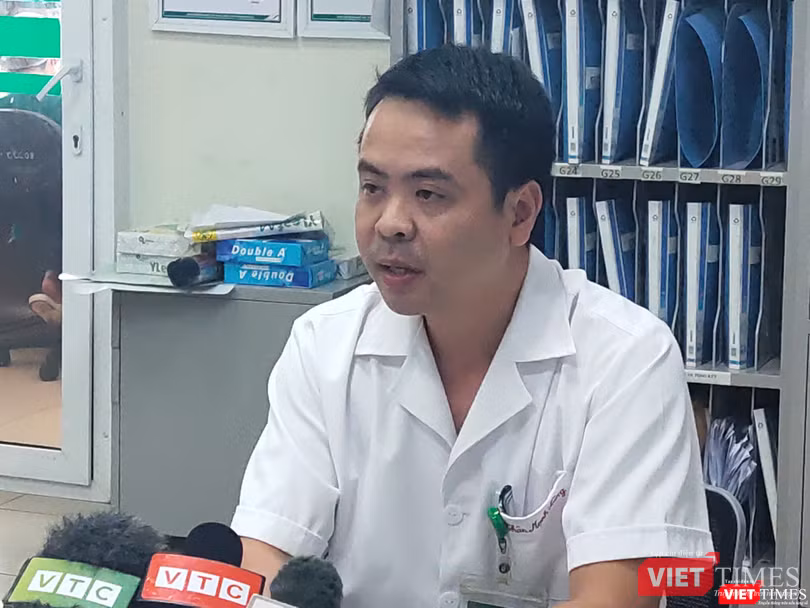 BS. Thân Mạnh Hùng - Phó Trưởng Khoa Cấp cứu, Bệnh viện Bệnh Nhiệt đới Trung ương (Ảnh: Minh Thúy) BS. Thân Mạnh Hùng - Phó Trưởng Khoa Cấp cứu, Bệnh viện Bệnh Nhiệt đới Trung ương (Ảnh: Minh Thúy)