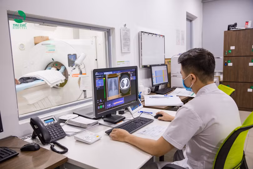 Bác sĩ dùng máy móc, công nghệ hiện đại để tầm soát, chẩn đoán bệnh lý về gan (Ảnh: Bệnh viện Đa khoa Quốc tế Thu Cúc)