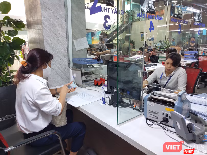 Nhiều người dân vẫn giữ thói quen thanh toán bằng tiền mặt (Ảnh: Minh Thúy)