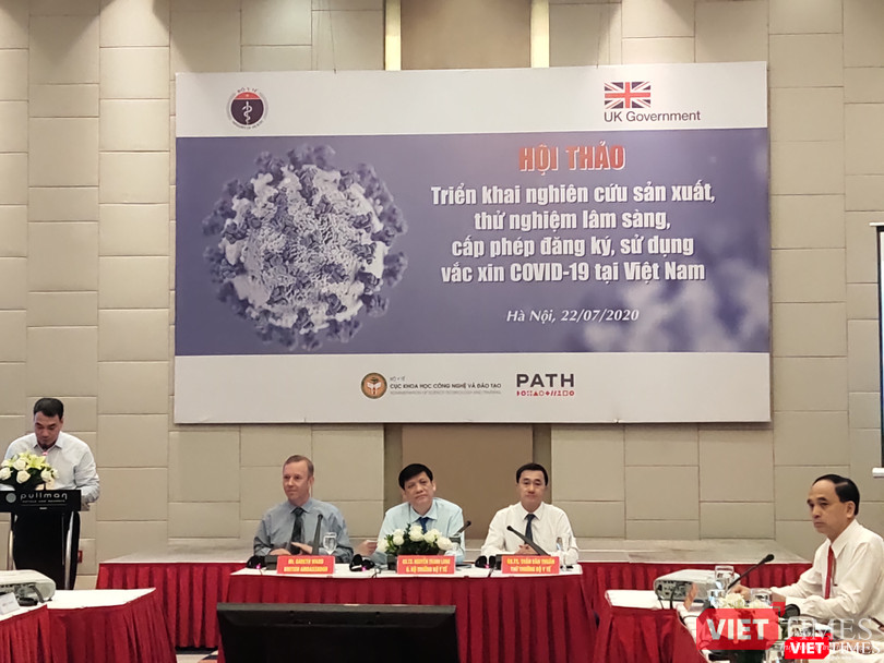 Quyền Bộ trưởng Bộ Y tế Nguyễn Thanh Long (ở giữa áo xanh) cùng Thứ trưởng Bộ Y tế Trần Văn Thuấn (Áo trắng bên phải) và đại diện Đại sứ quán Vương quốc Anh (bên trái áo xnah đậm) chủ trì hội thảo (Ảnh: Minh Thúy)