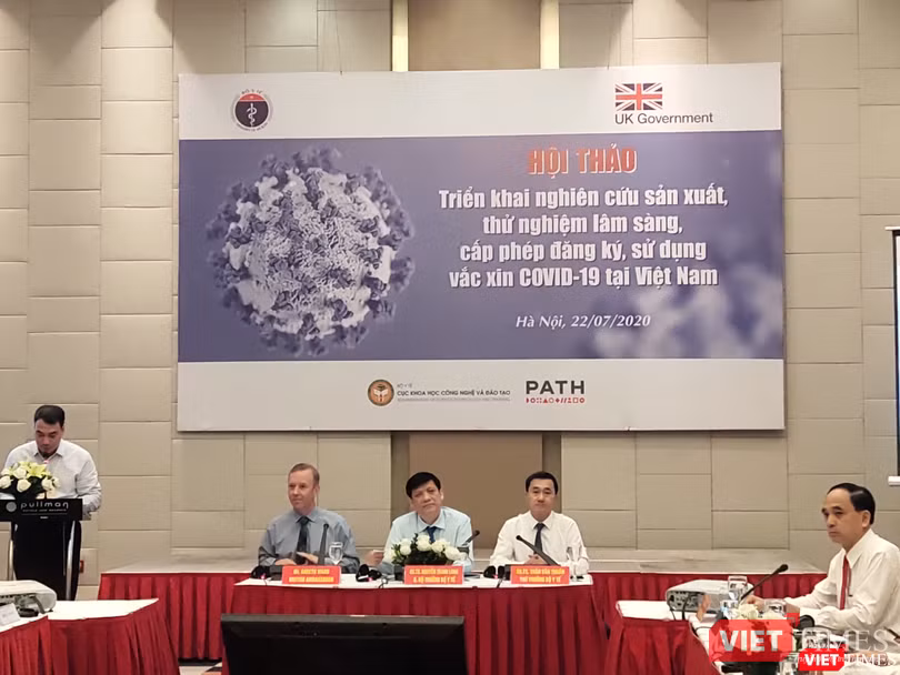 Quyền Bộ trưởng Bộ Y tế Nguyễn Thanh Long (ở giữa áo xanh) cùng Thứ trưởng Bộ Y tế Trần Văn Thuấn (Áo trắng bên phải) và đại diện Đại sứ quán Vương quốc Anh (bên trái áo xnah đậm) chủ trì hội thảo (Ảnh: Minh Thúy) Quyền Bộ trưởng Bộ Y tế Nguyễn Thanh Long (ở giữa áo xanh) cùng Thứ trưởng Bộ Y tế Trần Văn Thuấn (Áo trắng bên phải) và đại diện Đại sứ quán Vương quốc Anh (bên trái áo xnah đậm) chủ trì hội thảo (Ảnh: Minh Thúy)
