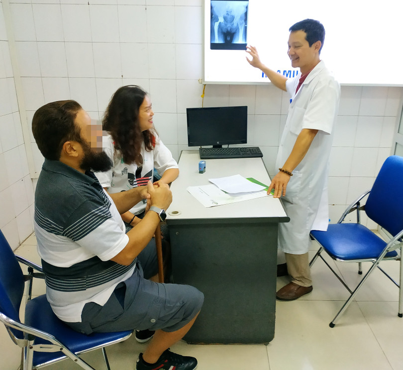 TS. Ngô Bá Toàn giải thích tình trạng bệnh cho bệnh nhân và gia đình (Ảnh: BVCC)