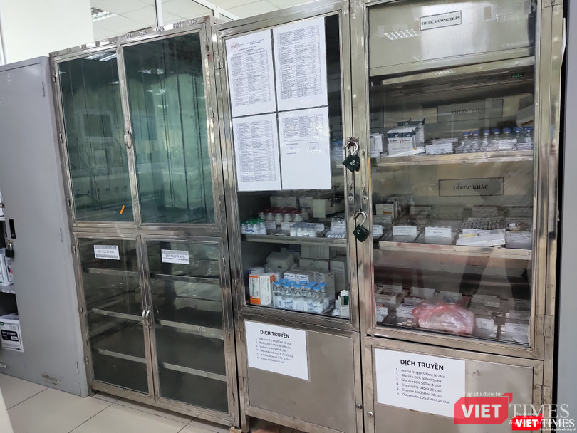 Dịch truyền, các loại thuốc để điều trị cho bệnh nhân đã được chuẩn bị đầy đủ (Ảnh: Minh Thúy) Dịch truyền, các loại thuốc để điều trị cho bệnh nhân đã được chuẩn bị đầy đủ (Ảnh: Minh Thúy)