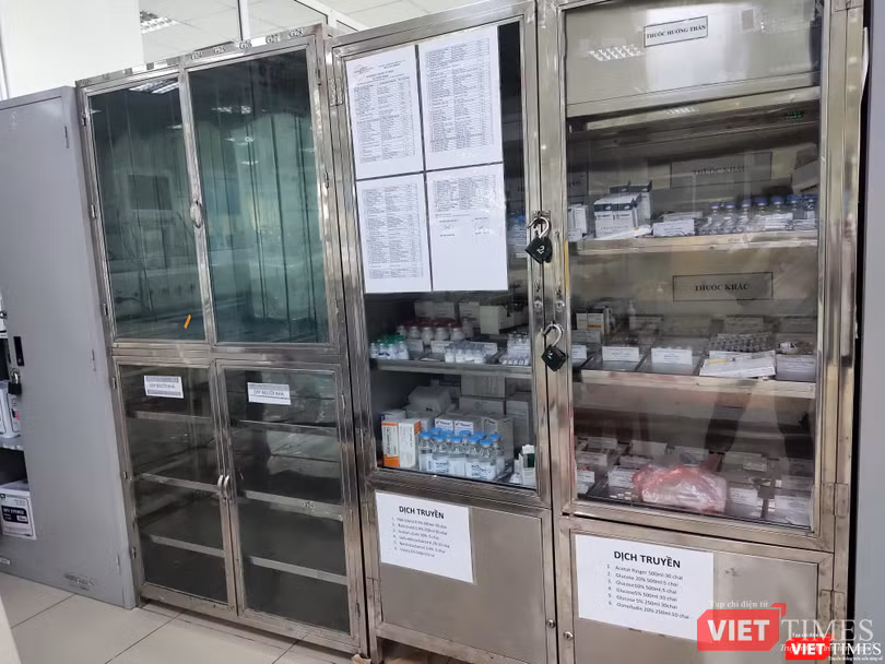 Dịch truyền, các loại thuốc để điều trị cho bệnh nhân đã được chuẩn bị đầy đủ (Ảnh: Minh Thúy)