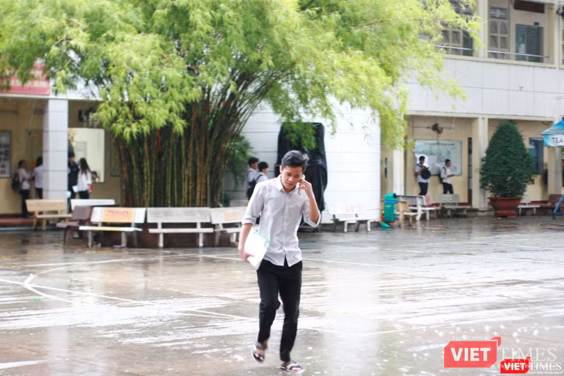 Thí sinh vội vã ra về 