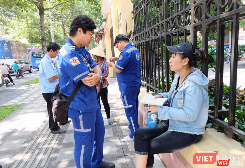  Phụ huynh thí sinh Anh Trúc - Cô Lê Thị Bích Nguyệt (bên phải) cùng các bác sĩ Bệnh viện Đa khoa Sài Gòn