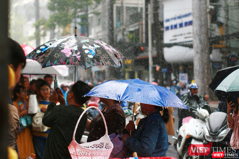 Phía ngoài cổng trường, phụ huynh đội mưa chờ con Phía ngoài cổng trường, phụ huynh đội mưa chờ con