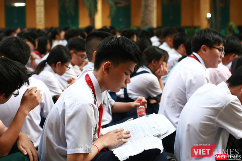 Các em học sinh tranh thủ ôn bài trước giờ thi