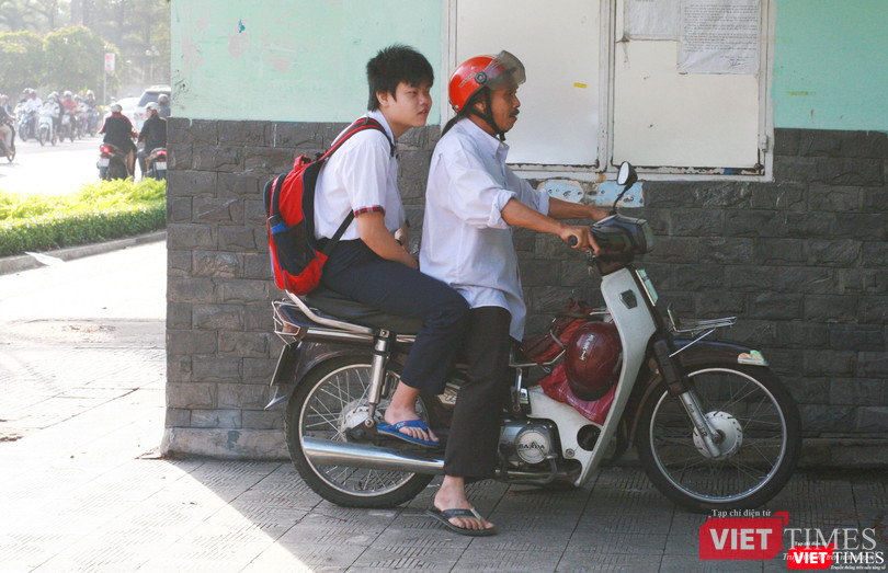 Thí sinh chủ quan đến muộn tại điểm thi trường THCS Trương Công Định (Quận Bình Thạnh) Thí sinh đến muộn tại điểm thi trường THCS Trương Công Định (Quận Bình Thạnh)