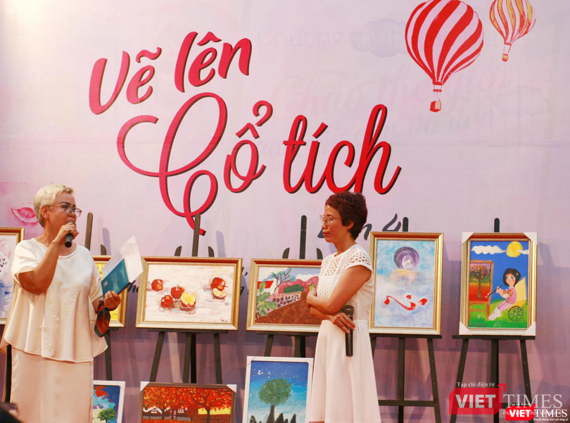 Nhà báo Trần Mai Anh (bên phải) - mẹ nuôi của bé Thiện Nhân Nhà báo Trần Mai Anh - mẹ nuôi của bé Thiện Nhân