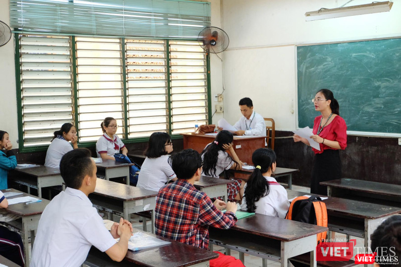 Cán bộ coi thi phổ biến quy chế thi Cán bộ coi thi phổ biến quy chế thi