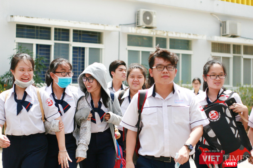 Nhiều cảm xúc lẫn lộn của thí sinh sau khi kết thúc bài thi tổ hợp môn Khoa học Tự nhiên Nhiều cảm xúc lẫn lộn của thí sinh sau khi kết thúc bài thi tổ hợp môn Khoa học Tự nhiên