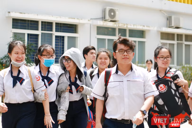 Nhiều cảm xúc lẫn lộn của thí sinh sau khi kết thúc bài thi tổ hợp môn Khoa học Tự nhiên