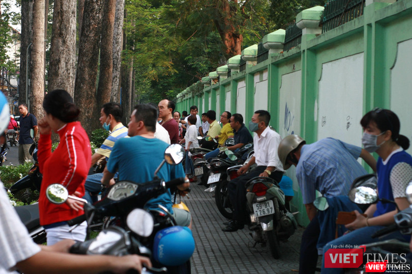 Phụ huynh vẫn chờ con trước cổng trường