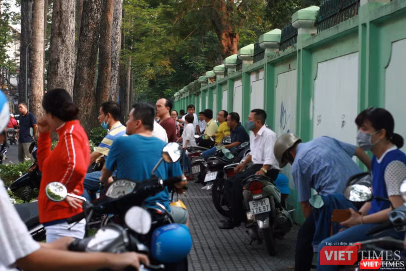 Phụ huynh vẫn chờ con trước cổng trường Phụ huynh vẫn chờ con trước cổng trường