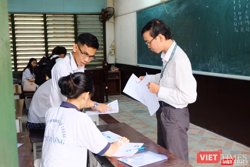 Cán bộ coi thi cẩn thận kiểm tra thông tin từng thí sinh Thí sinh kiểm tra thông tin