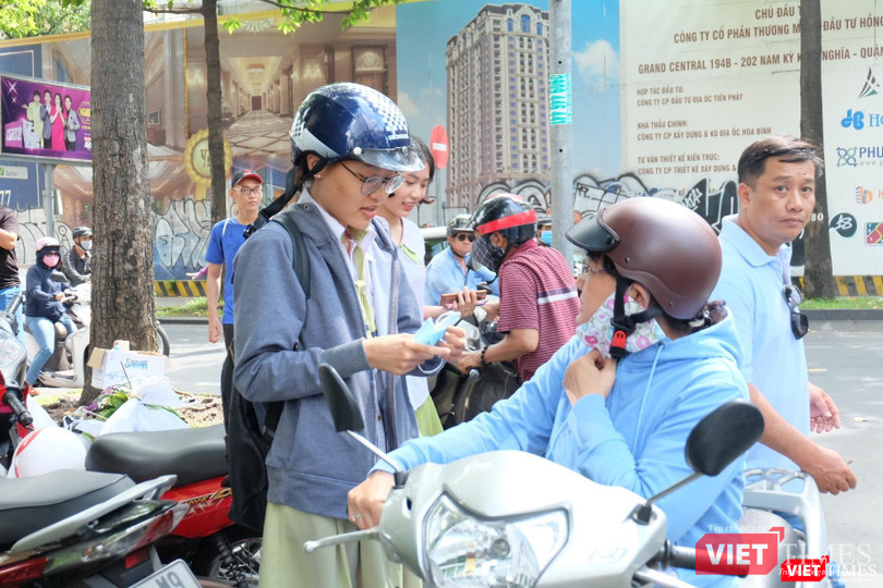 Nhiều phụ huynh lo lắng hỏi thăm kết quả làm bài của con