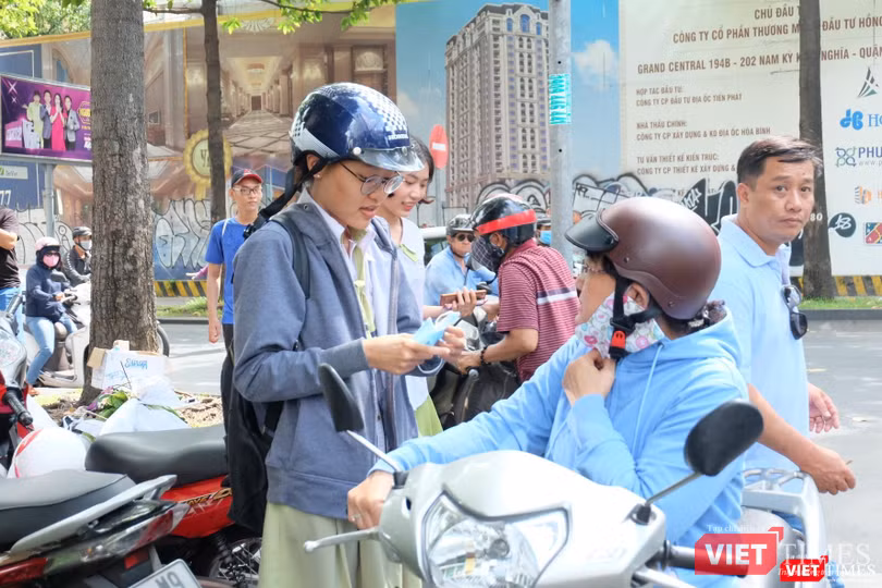 Nhiều phụ huynh lo lắng hỏi thăm kết quả làm bài của con