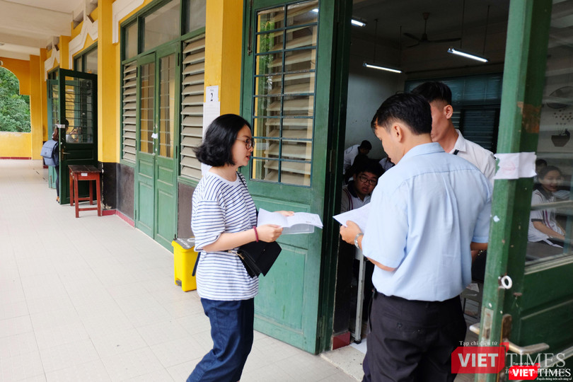 Cán bộ coi thi bắt đầu gọi thí sinh vào phòng thi Cán bộ coi thi bắt đầu gọi thí sinh vào phòng thi