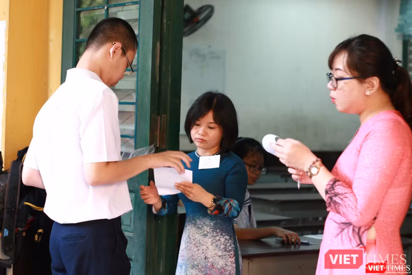 Thí sinh bắt đầu được gọi vào phòng thi Thí sinh bắt đầu gọi vào phòng thi