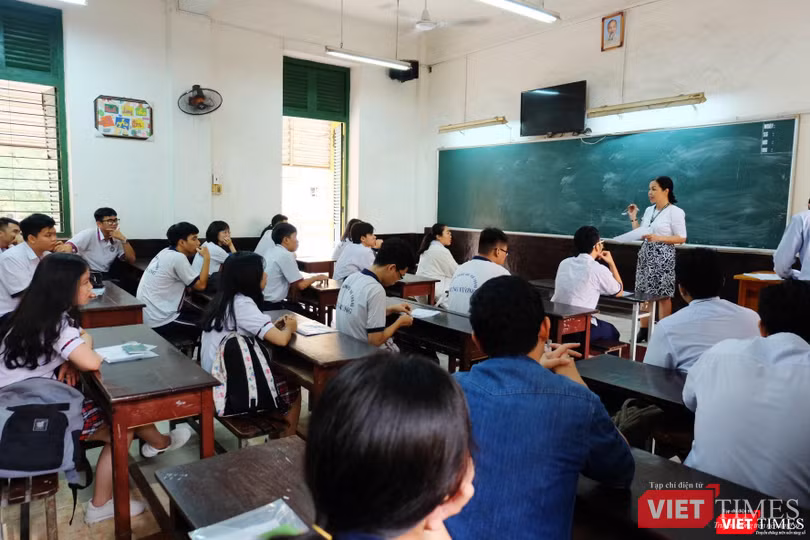 Thí sinh nghiêm túc lắng nghe quy chế thi Thí sinh nghiêm túc lắng nghe quy chế thi