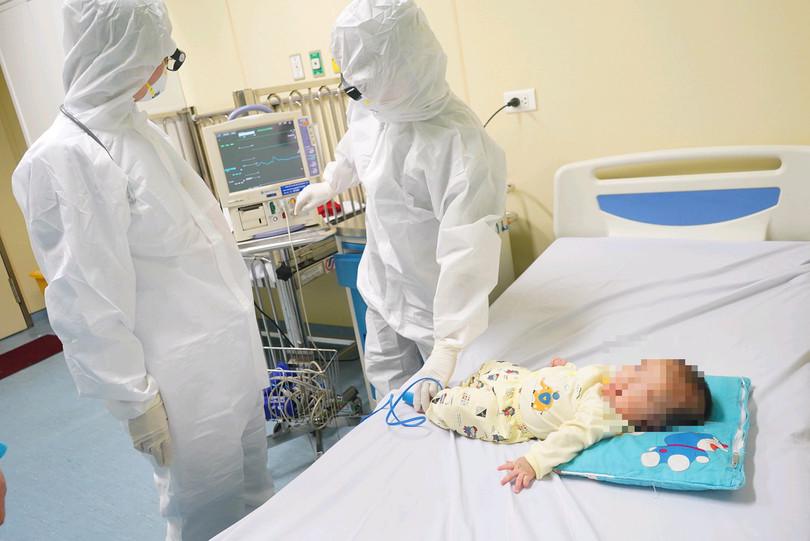 Bác sĩ kiểm tra sức khỏe của bé. Ảnh: Xuân Tùng