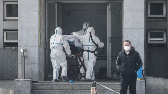 Nhân viên y tế đưa bệnh nhân đến bệnh viện tại thành phố Vũ Hán, Trung Quốc. Ảnh: EPA-EFE Nhân viên y tế đưa bệnh nhân đến bệnh viện tại thành phố Vũ Hán, Trung Quốc. Ảnh: EPA-EFE