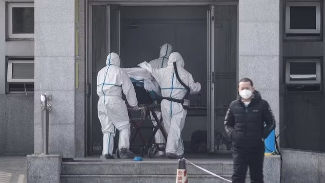 Nhân viên y tế đưa bệnh nhân đến bệnh viện tại thành phố Vũ Hán, Trung Quốc. Ảnh: EPA-EFE Nhân viên y tế đưa bệnh nhân đến bệnh viện tại thành phố Vũ Hán, Trung Quốc. Ảnh: EPA-EFE