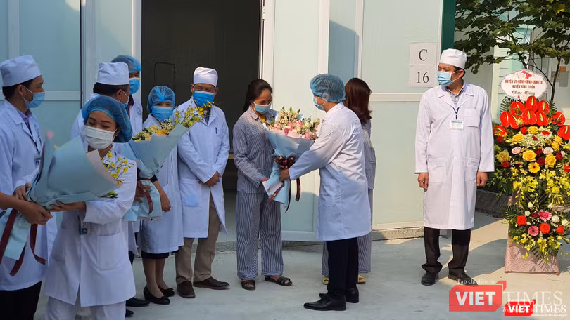 Đại diện Bộ Y tế tặng hoa cho bệnh nhân. Ảnh: Tuấn Dũng