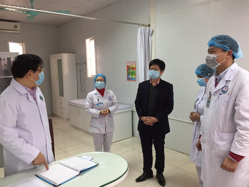 PGS.TS Lương Ngọc Khuê kiểm tra công tác phòng dịch Covid-19 tại bệnh viện. Ảnh: Lê Hảo