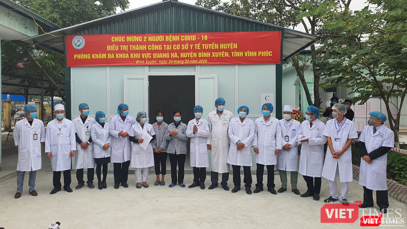 2 bệnh nhân mắc COVID-19 khỏe mạnh xuất viện. Ảnh: Tuấn Dũng 2 bệnh nhân mắc COVID-19 khỏe mạnh xuất viện. Ảnh: Tuấn Dũng