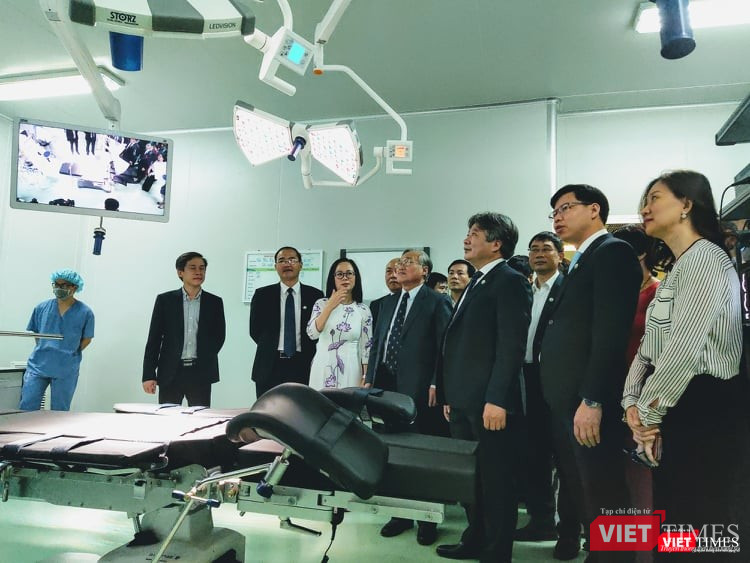 GS. TS. Trần Bình Giang cùng các bác sĩ thăm phòng mổ KARL STORZ OR1 với trang thiết bị hiện đại. Ảnh: Minh Thúy