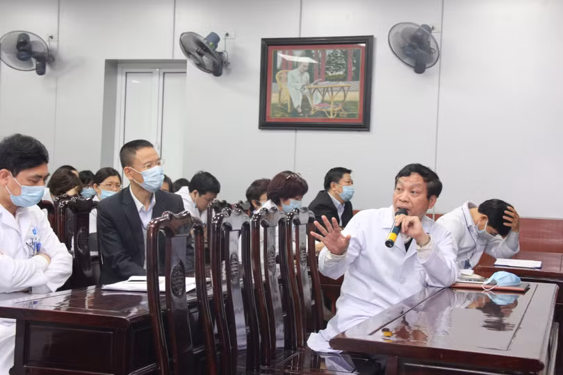 PGS.TS. Nguyễn Văn Thường – Giám đốc Bệnh viện Da liễu Trung ương chỉ đạo công tác phòng chống dịch bệnh viêm phổi cấp do chủng mới của virus Corona. Ảnh: Lê Vinh