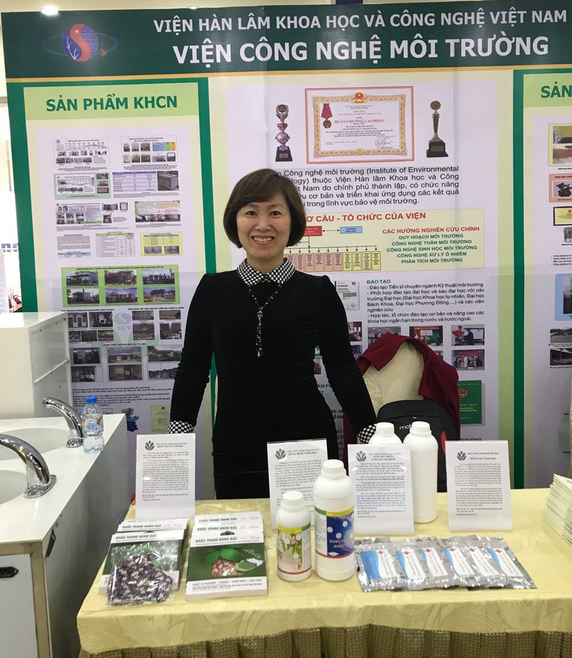 TS Trần Thị Ngọc Dung bên một số sản phẩm ứng dụng nano bạc đã được giới thiệu ra thị trường. Ảnh: NVCC