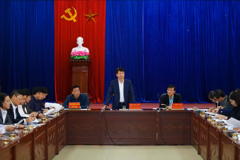 Thứ trưởng Bộ Y tế làm việc tại tỉnh Cao Bằng. Ảnh: Thao Nguyen