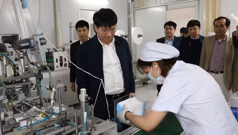 Thứ trưởng Bộ Y tế Trương Quốc Cường quan sát hoạt động sản xuất khẩu trang. Ảnh: Khánh Phương Thứ trưởng Bộ Y tế Trương Quốc Cường quan sát hoạt động sản xuất khẩu trang. Ảnh: Khánh Phương