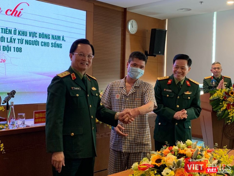 Bệnh nhân bắt tay GS. TS. TTND. Mai Hồng Bàng bằng cánh tay được ghép thành công (Ảnh: Thanh Hằng)