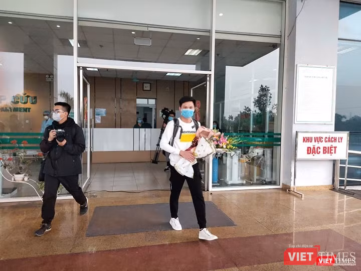 Một trong 3 bệnh nhân nhiễm nCoV điều trị khỏi bệnh được xuất viện về nhà. Ảnh: Minh Thúy Một trong 3 bệnh nhân nhiễm nCoV điều trị khỏi bệnh được xuất viện về nhà. Ảnh: Minh Thúy