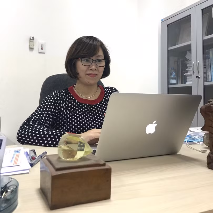 TS.Trần Thị Ngọc Dung tại phòng làm việc thuộc Viện Hàn lâm Khoa học và Công nghệ Việt Nam. Ảnh: NVCC