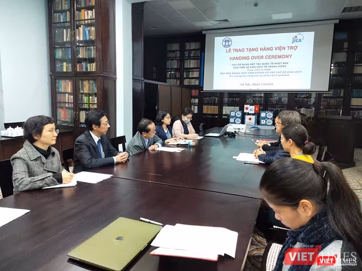 Lễ trao tặng hàng viện trợ của Cơ quan Hợp tác Quốc tế Nhật Bản với Viện Vệ sinh Dịch tễ Trung ương. Ảnh: Minh Thúy